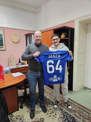 Erik Janža daroval podpisan dres 