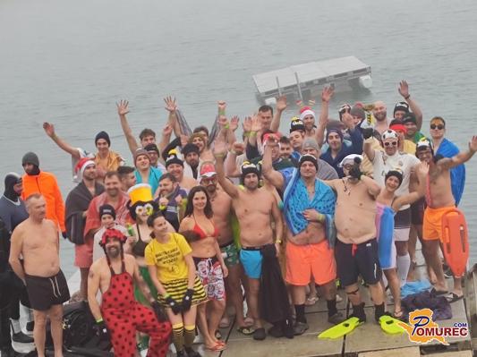 FOTO: Dahavski pingvini pogumno skočili v mrzlo Soboško jezero