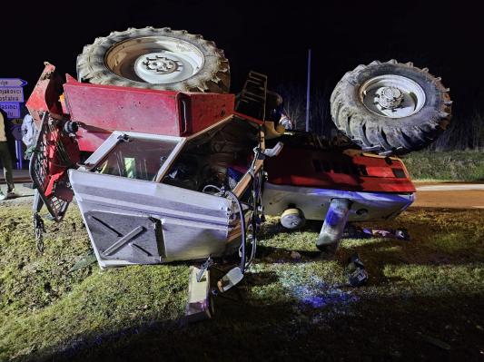 Pijan voznik izsilil prednost: Traktor končal na boku