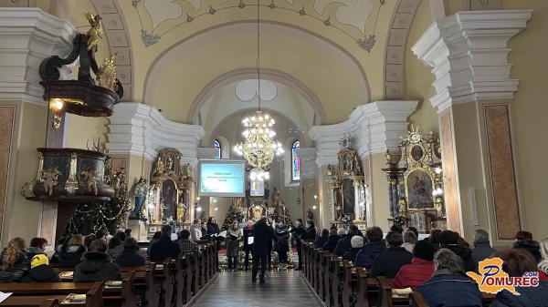 FOTO: Dekliški pevski zbor Pole Poje je na Razkrižju pripravil koncert