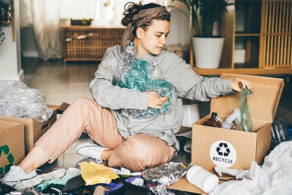 Kam s starimi oblačili? Ločevanje tekstila odslej obvezno