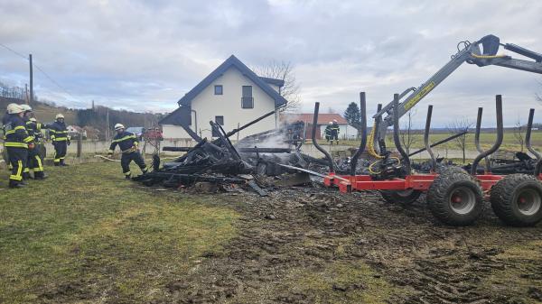 Požar na območju Radencev: Ogenj zajel leseno uto. Policisti so sporočili, zakaj je zagorelo