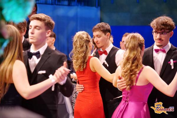 FOTO in VIDEO: Dijaki ekonomske šole zaplesali v novo poglavje življenja