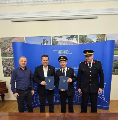 FOTO: Podpis pogodbe o sofinanciranju novega gasilskega vozila