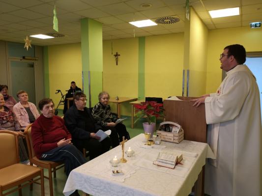 FOTO: Novi župnik Aljaž Baša daroval sveto mašo