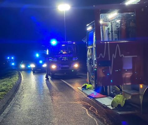 Počilo v Noršincih: Voznik z avtom ponoči trčil v prometni znak in zapeljal s ceste