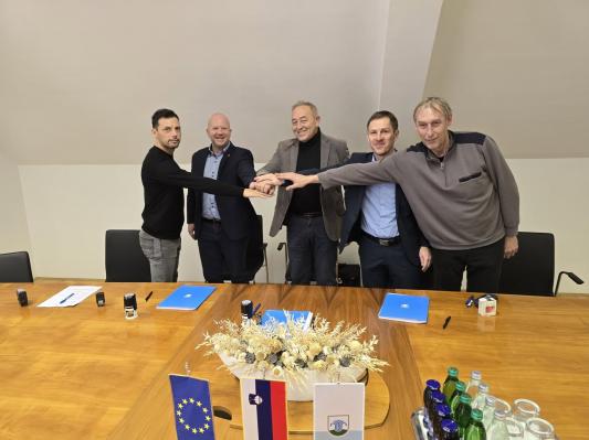 Podpis gradbene pogodbe za obnovo ceste v pomurski občini