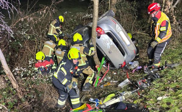 FOTO: Prleški gasilci iz vozila rešili ukleščeno osebo
