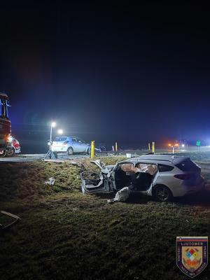 FOTO: Prišlo do čelnega trčenja med dvema voziloma, voznika ostala vkleščena