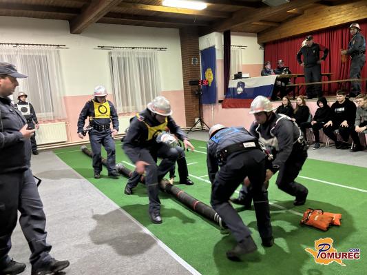 FOTO: Gasilci so se pomerili v spajanju sesalnega voda