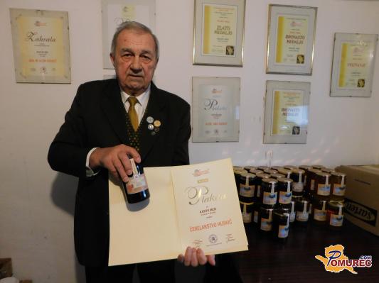 FOTO: Alim Huskić piše čebelarsko zgodbo že več kot 25 let