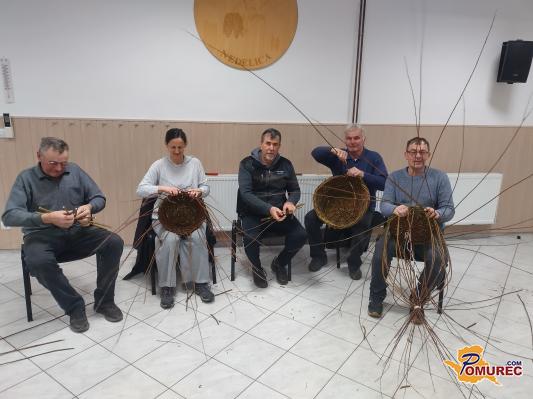 FOTO: Pletenje košar iz šibja v Nedelici