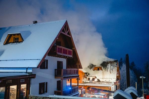 FOTO: Ognjeni zublji zajeli apartma na Pohorju, v požaru nastala velika škoda