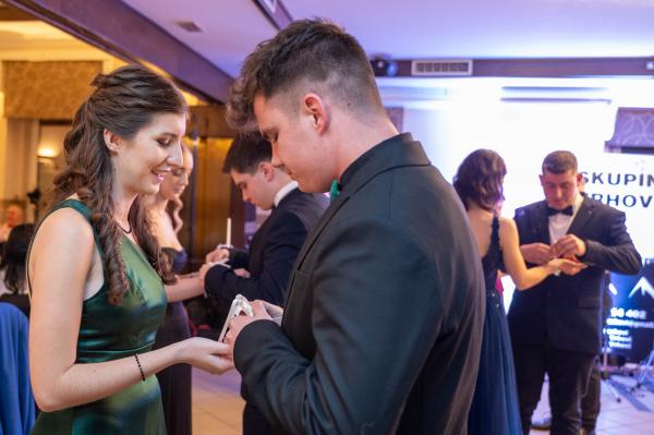 FOTO in VIDEO: Plesni koraki v svet odraslih - tako so se zavrteli dijaki Biotehniške šole Rakičan