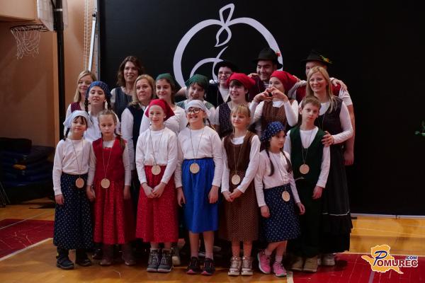 FOTO: Mladi plesalci oživili tradicijo na Etno šoli v Murski Soboti