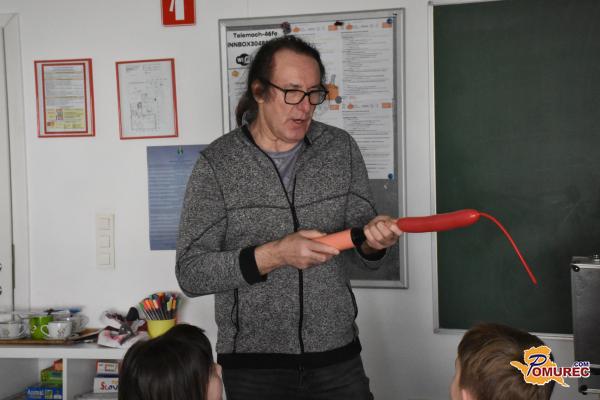 FOTO: Otroke je na zimskem taboru obiskal čarodej