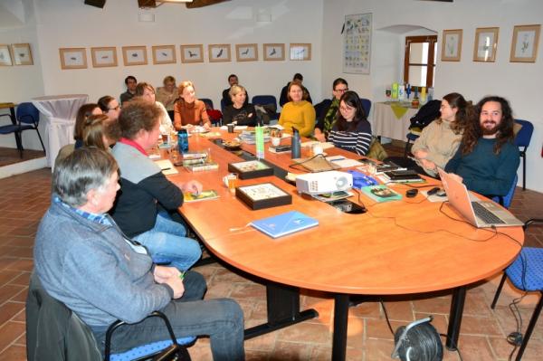 FOTO: Odvila se je prva delavnica usposabljanja za prepoznavanje divjih opraševalcev