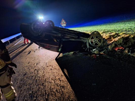 Prometna nesreča na območju Cankove: Avtomobil zletel s ceste in pristal na strehi