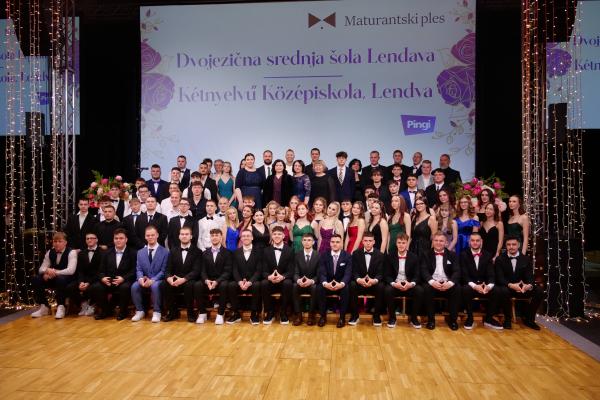 FOTO: Dijaki Dvojezične srednje šole Lendava obeležili zaključek srednješolskih let s plesom