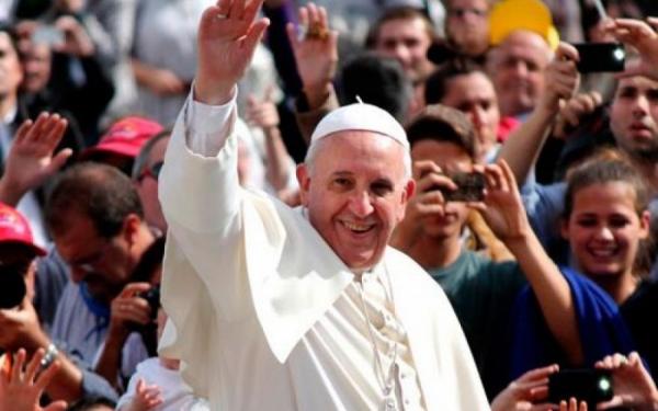 Papež okreva, njegovo stanje ostaja resno