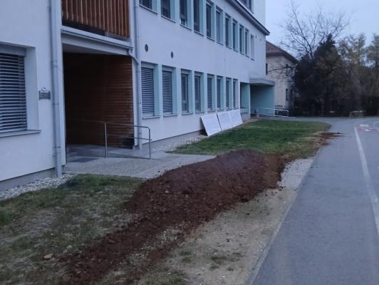 FOTO: Pred zdravstvenim domom kup gnoja dopolnjen s parolami z zaskrbljujočim sporočilom