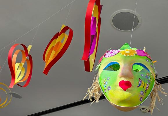 FOTO: Pustne maske krasijo Vinarium Lendava