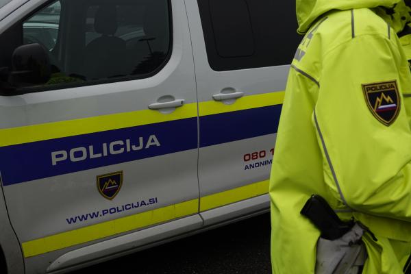 Pomurski policisti lovili vinjene voznike: Voznica divjala in zapeljala z vozišča