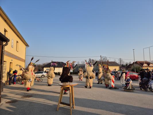 FOTO in VIDEO: Kurenti prinesli veselje in preganjali zimo v Trnju