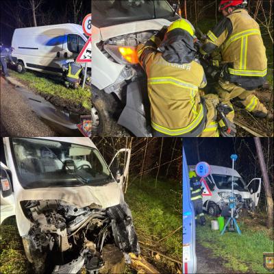 Voznik zapeljal s ceste in trčil v štor