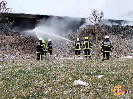 FOTO in VIDEO: Požar na deponiji v Puconcih pod nadzorom, a nevarnost še ni minila