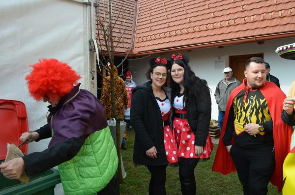 FOTO: V Odrancih so imeli pustno povorko in koline