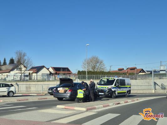 FOTO: Avto trčil v kolesarja, promet je močno oviran