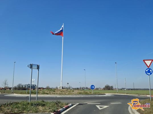 FOTO: V Črenšovcih zaplapolala mogočna slovenska zastava