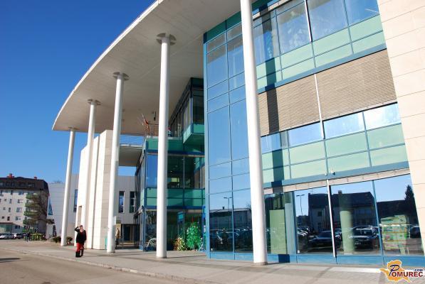 Spor v knjižnici Murska Sobota: sindikat izpostavlja težave, vodstvo jih zanika