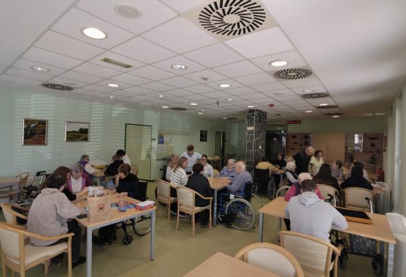 FOTO: Dijaki obiskali stanovalce Doma starejših v Murski Soboti