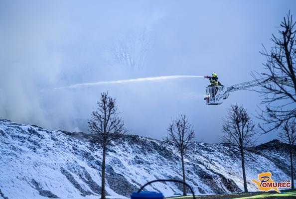FOTO: Gosti dim nad Puconci: požar na odlagališču odpadkov še ni pogašen