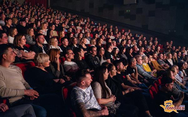FOTO in VIDEO: Skupina Flirrt ob dnevu žena navdušila v Murski Soboti