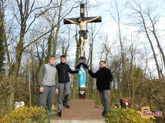 FOTO: Trimetrski križ spet stoji