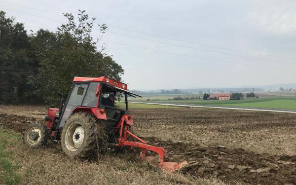 Traktor privedel do tragedije: 87-letnik umrl po trku v drevo