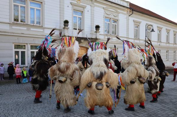 FOTO: Otroška igrivost in koranti pričarali pravo pustno vzdušje