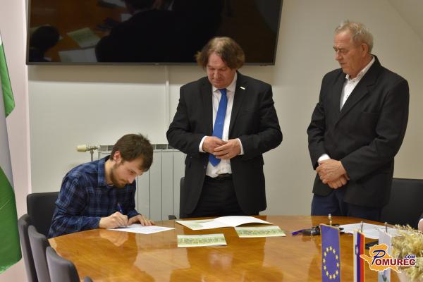FOTO: Študentje Občine Moravske Toplice podpisali pogodbe ob prejemu štipendij
