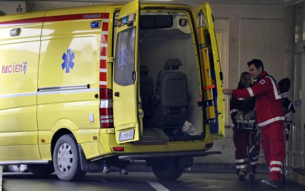 Delovna nesreča v Tešanovcih: Sunek vetra podrl gradbeni oder, iz njega padel delavec