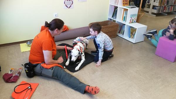 FOTO: S knjigo in tačko do nasmeha