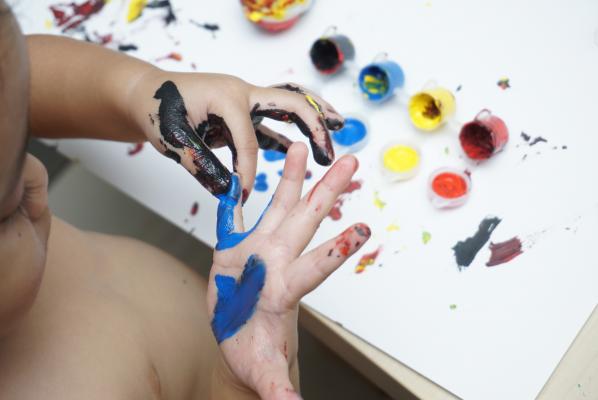 Te barve lahko škodujejo otroški koži