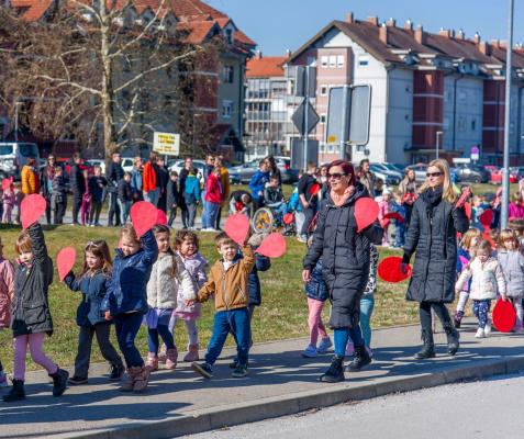 FOTO: Gornjo Radgono napolnili rdeči baloni