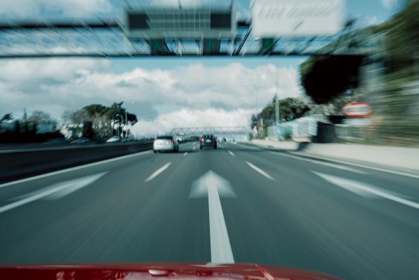 Divja vožnja na pomurski avtocesti: Voznik BMW- ja s kar 210 kilometrov na uro!