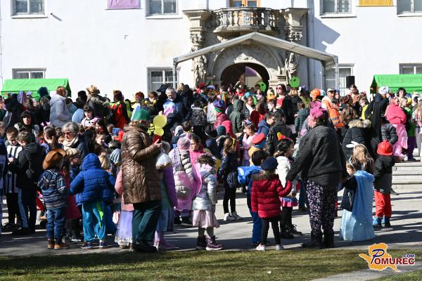FOTO in VIDEO: Otroški smeh in pustne norčije napolnile grajsko ploščad