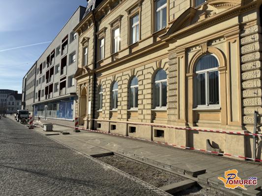 FOTO: Na Slovenski ulici poteka zamenjava poškodovanih granitnih kock