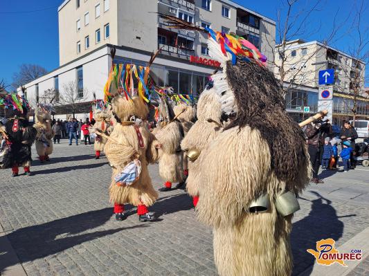 FOTO in VIDEO: Kurenti preganjali zimo v središču Murske Sobote