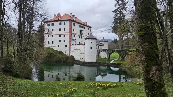 FOTO: Snežnik - med grajsko eleganco in razbitimi okni pozabljenih hiš
